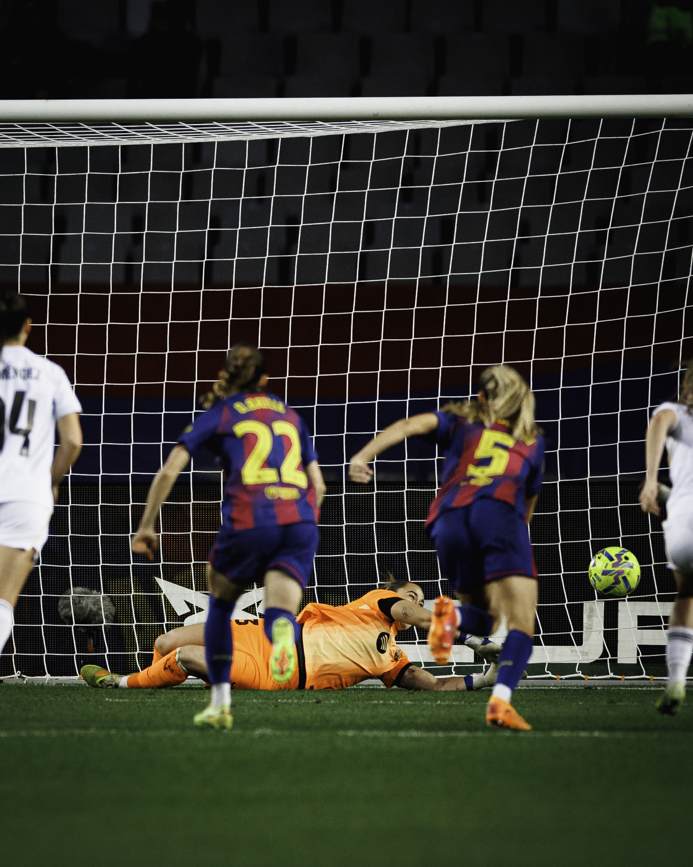 من مباراة برشلونة وريال مدريد. (وكالات)