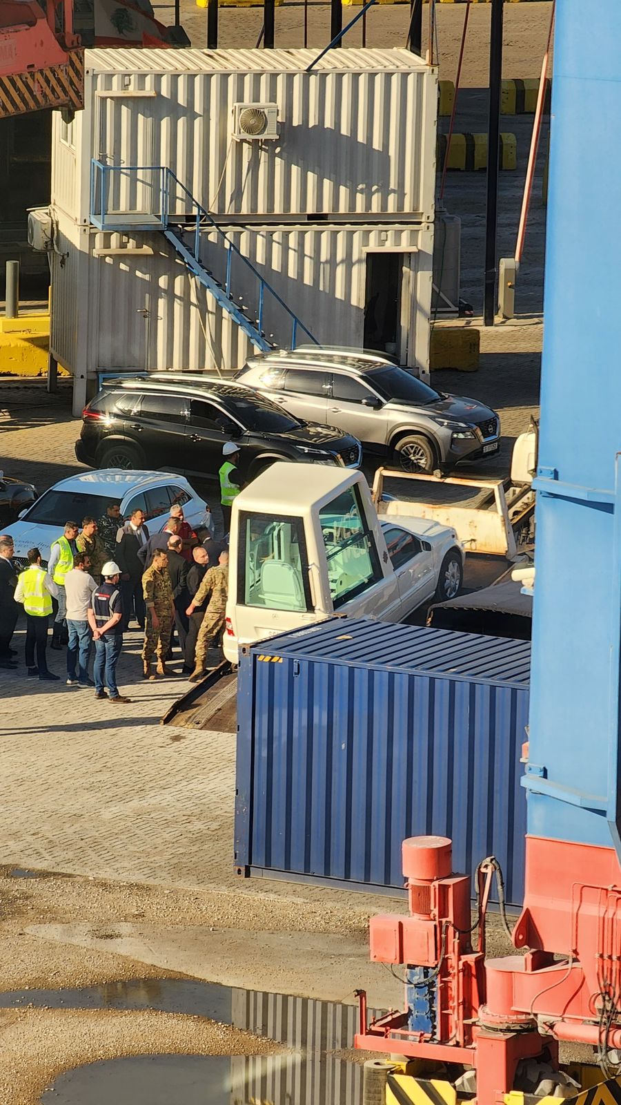 الـPopemobile المخصصة للبابا لاوون تصل إلى مرفأ بيروت (إكس)