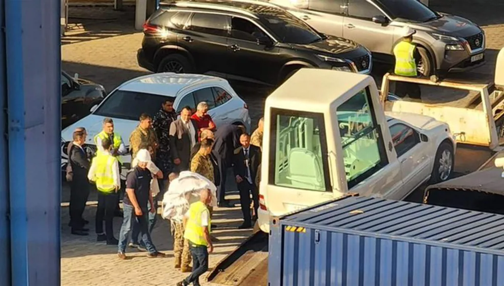 بالصور... الـ"Popemobile" المخصصة للبابا لاوون تصل إلى مرفأ بيروت