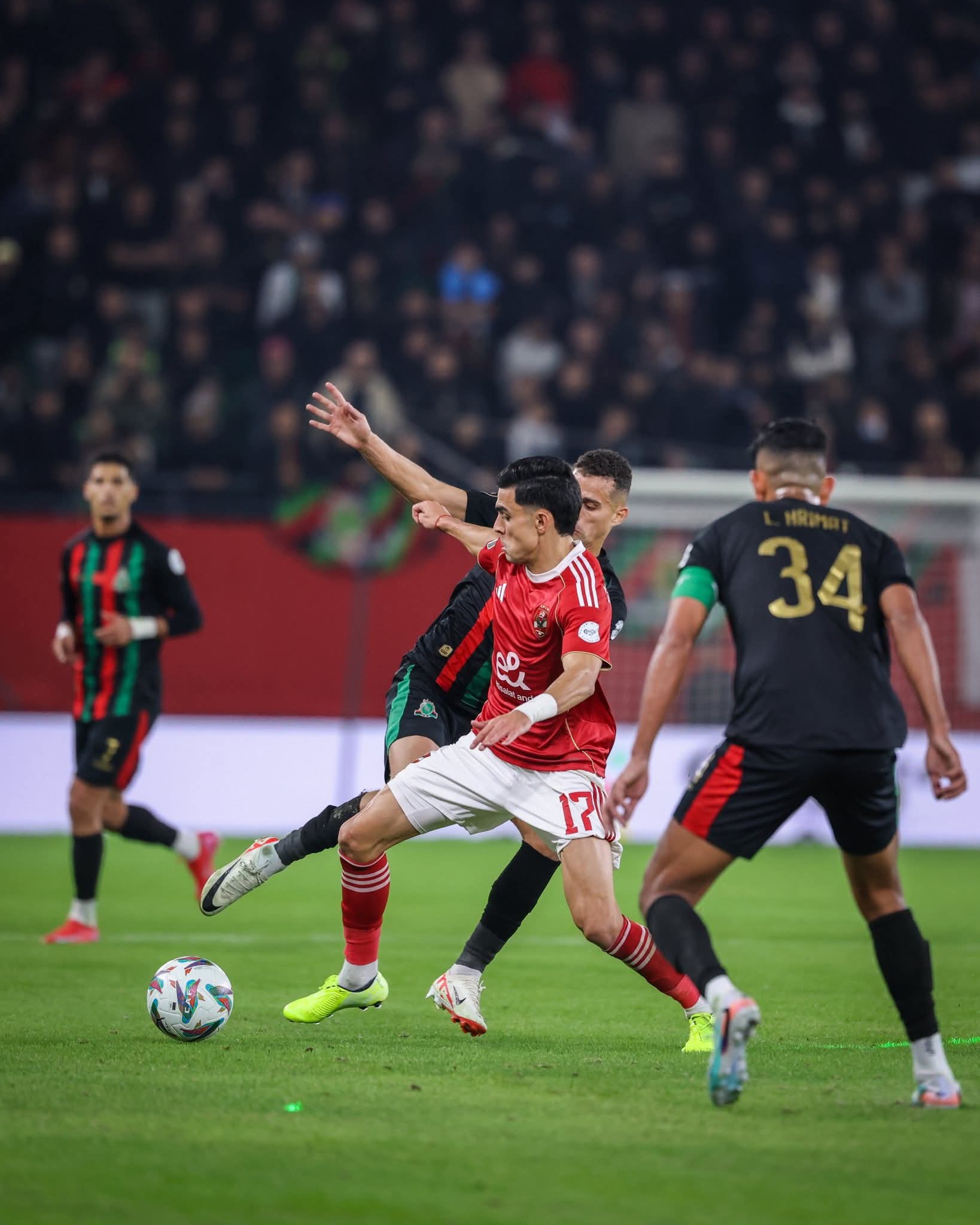 من مباراة الأهلي والجيش الملكي. (وكالات)