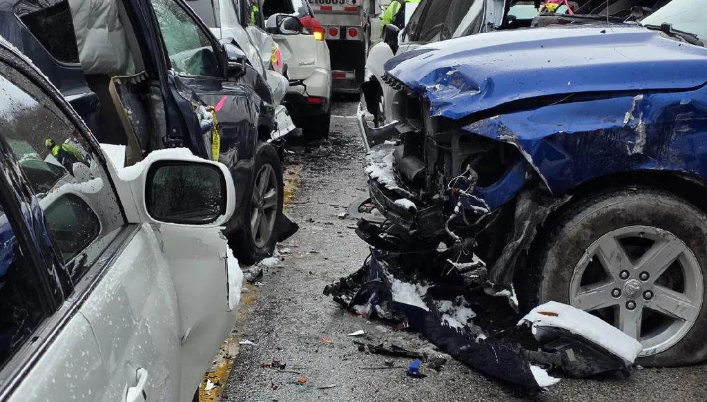 بسبب عاصفة ثلجية... تصادم بين 45 مركبة في الولايات المتحدة (صور وفيديو)