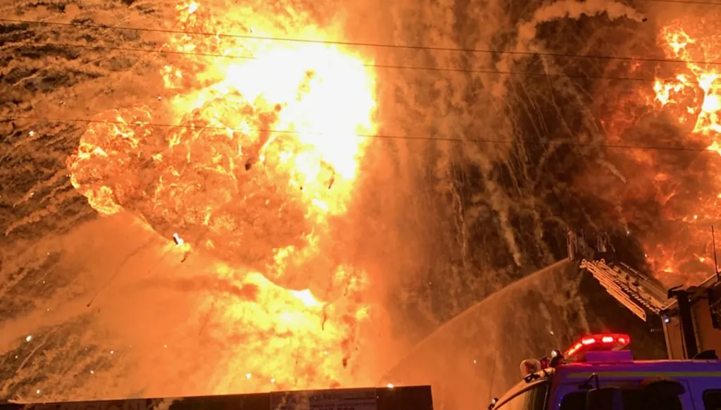 بالفيديو... انفجار هائل يهز مصنع نفايات في سيدني