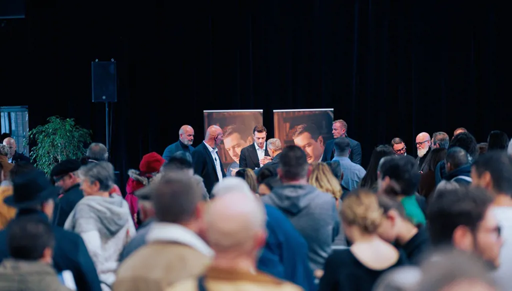 تعرض زعيم سياسي للرشق بالبيض أثناء توقيع كتابه (فيديو)