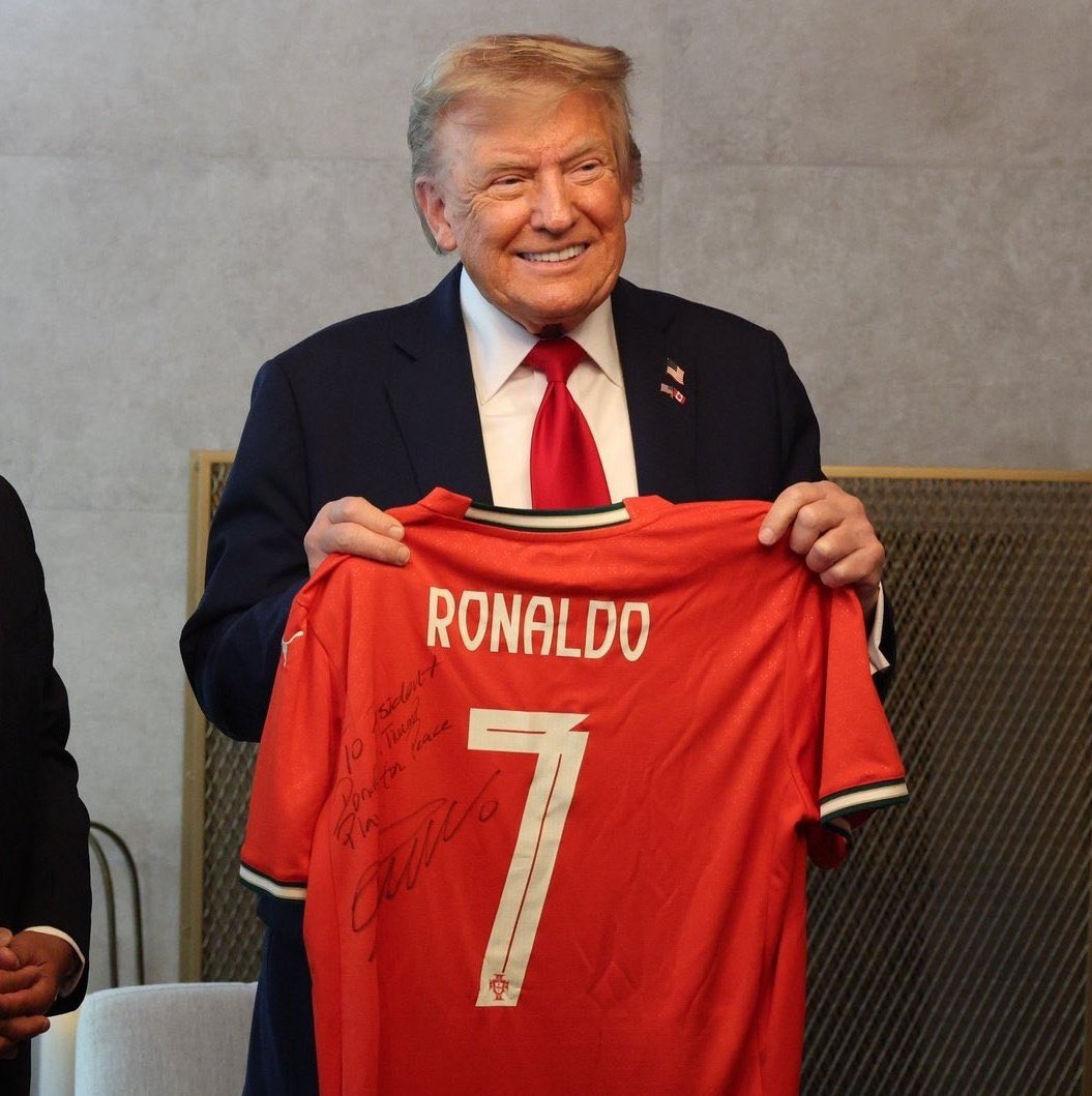 صورة سابقة لترامب مع قميص رونالدو. (وكالات)
