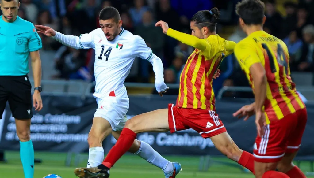 برشلونة تتضامن مع فلسطين بحضور فليك (صور)