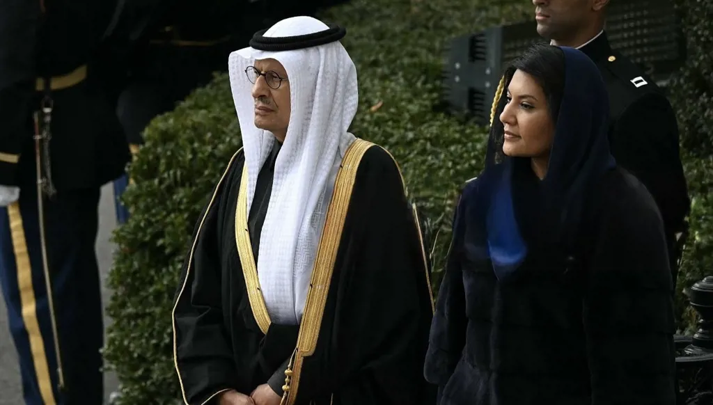 الأميرة ريما بنت بندر آل سعود تتألق بالكحلي في البيت الأبيض... وحقيبتها تنفد بالكامل (صور)