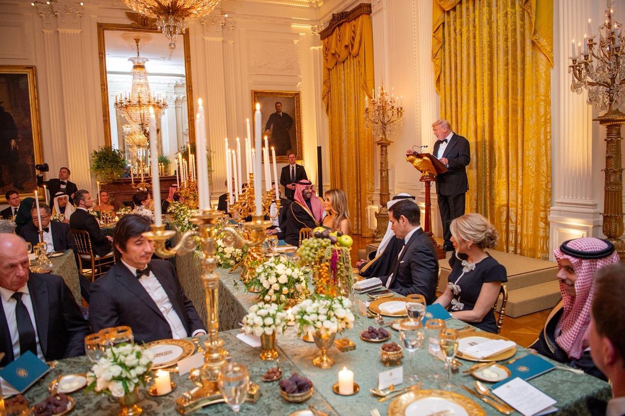 مأدبة عشاء رسمية في البيت الأبيض على شرف ولي العهد السعودي الامير محمد بن سلمان (الحساب الرسمي لوزارة الخارجية السعودية عبر اكس))