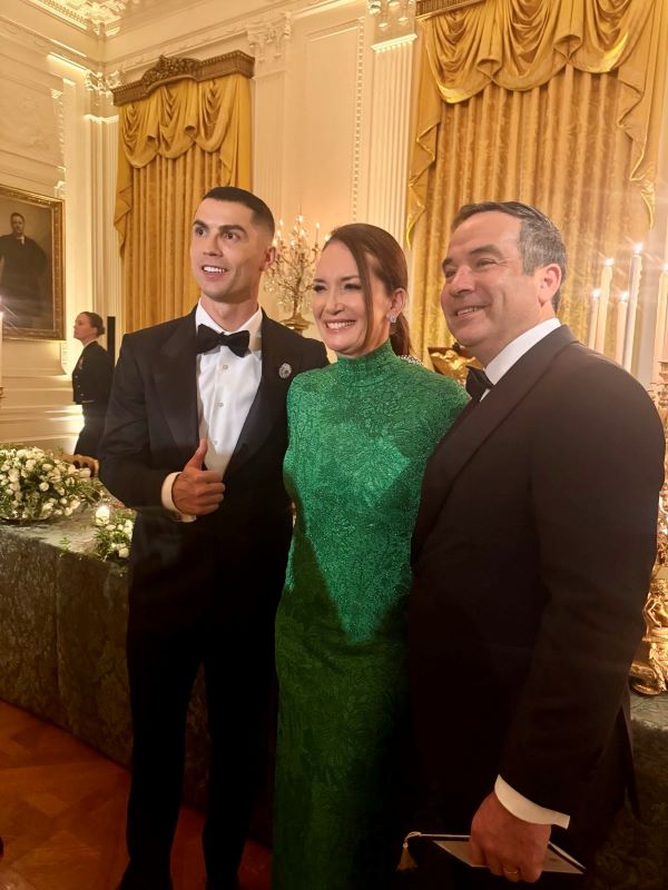 كريستيانو رونالدو مع الوزيرة الأميركية بروك رولينز في البيت الأبيض. (حساب الوزيرة على إكس)