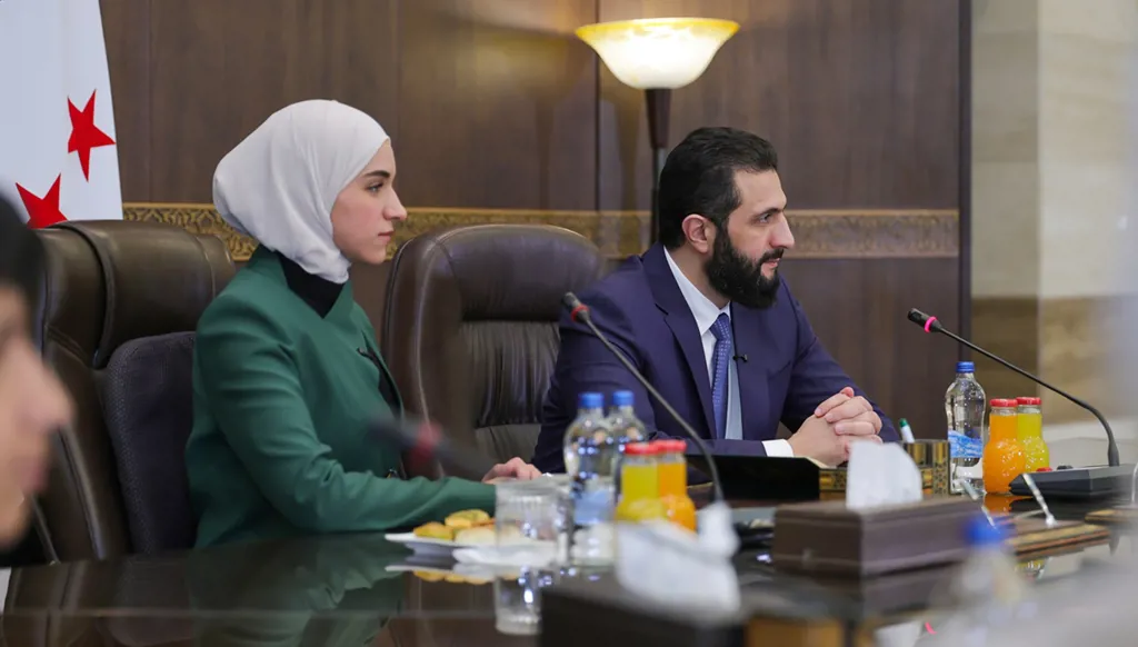 الشرع يستقبل الأطفال… ولفتة بسيطة مع عقيلته تلفت الأنظار (فيديو)