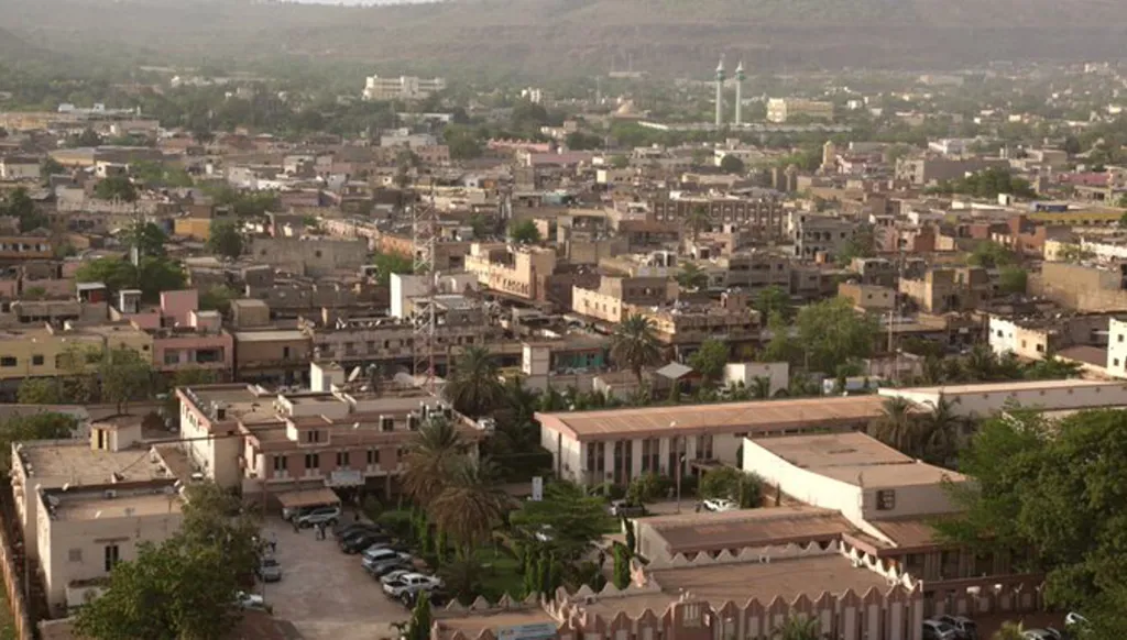 فرنسا تقلّص عدد موظفيها الدبلوماسيين في مالي