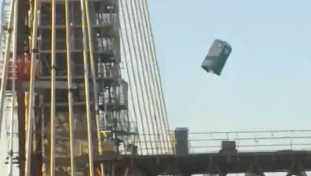 في إسبانيا…"مرحاض طائر" يهبط فجأة وسط الطريق! (فيديو)