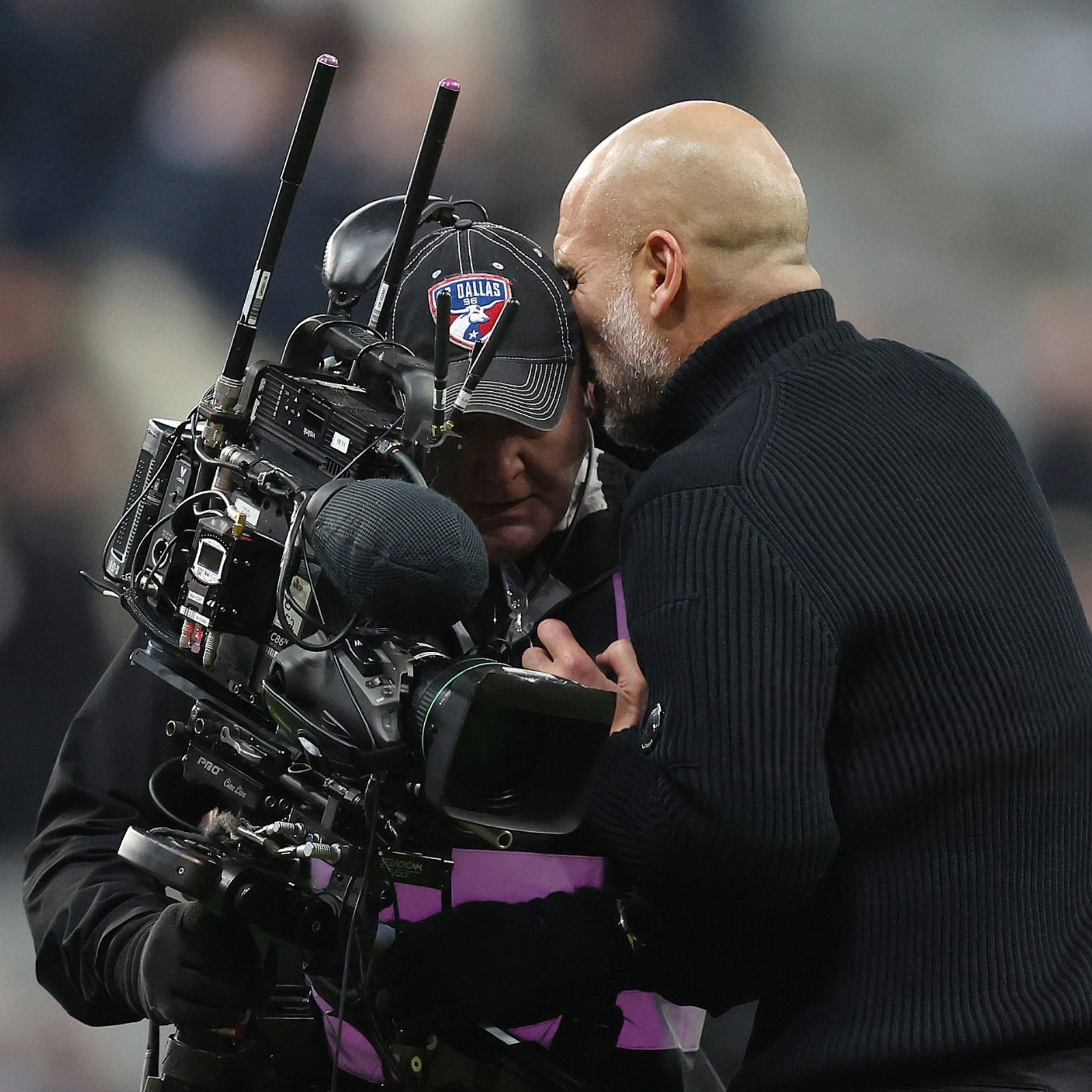 غوارديولا والمصوّر بعد المباراة. (وكالات)