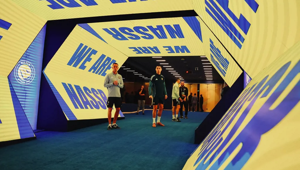 قائد النصر كريستيانو رونالدو يظهر جانبه الإنساني قبل مواجهة الخليج (فيديو)