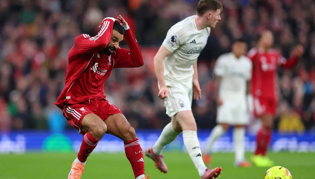 "يجب ألا يبقى صامتاً"... نجم ليفربول السابق ينتقد شخصية محمد صلاح