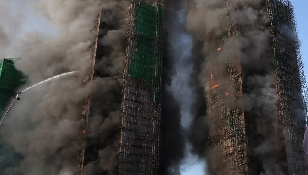 هونغ كونغ... 13 قتيلاً على الأقل في حريق بمجمع سكني (صور وفيديو)