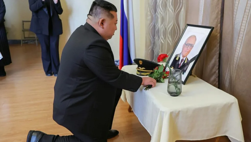 زعيم كوريا الشمالية يزور مقر السفارة الروسية للتعزية بسفيرها الراحل (صور)
