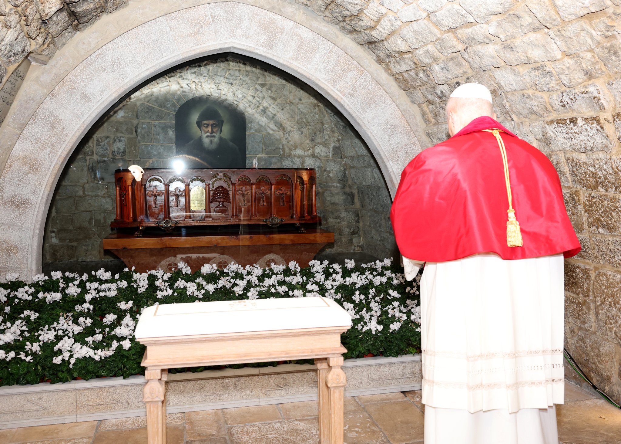 البابا في عنايا (إكس)