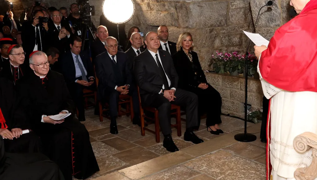 عون واللبنانية الأولى يشاركان في زيارة البابا إلى ضريح القديس شربل في عنايا