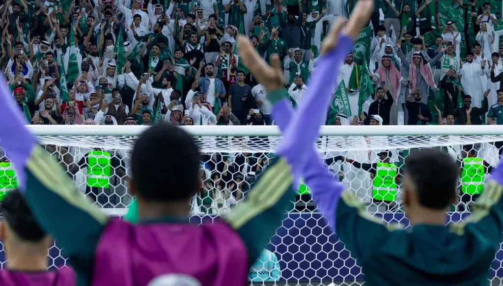 هتافات بلا توقف... الجماهير السعودية تتجمع لدعم "الأخضر" في سوق واقف (فيديو)