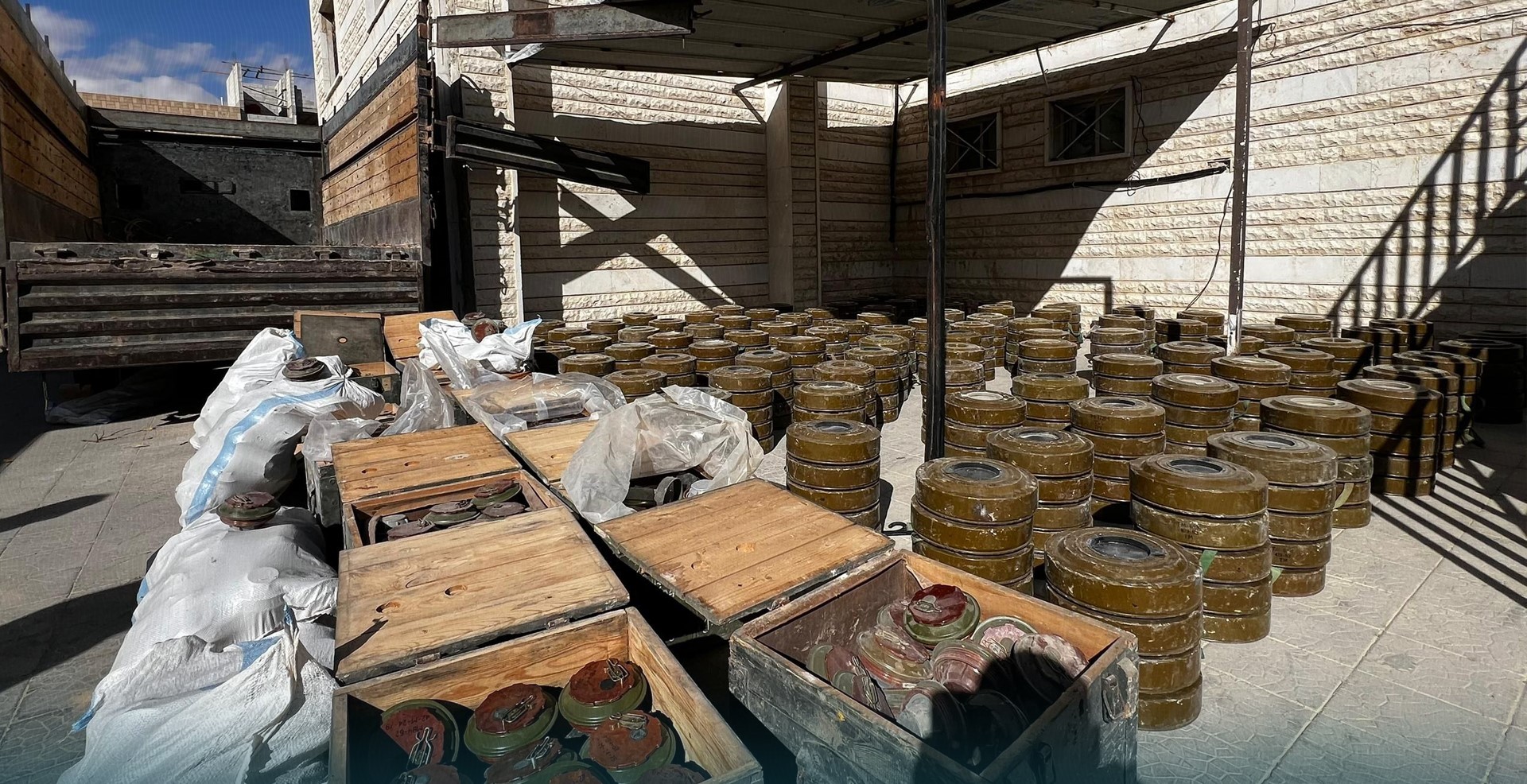 عدد من الألغام الحربية التي تم ضبطها (سانا)