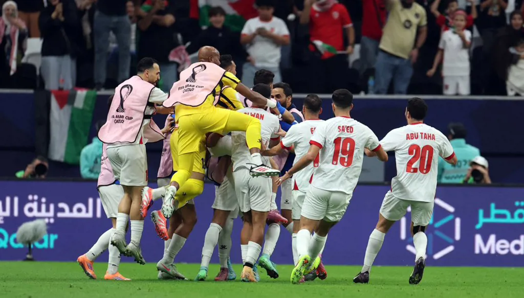 الأردن يتغلب على الإمارات ويتصدّر مجموعته في كأس العرب 2025 (فيديو)