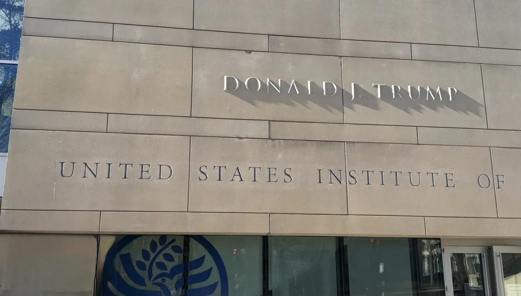 اسم "دونالد ترامب" على واجهة مبنى المعهد الأميركي للسلام (صور)