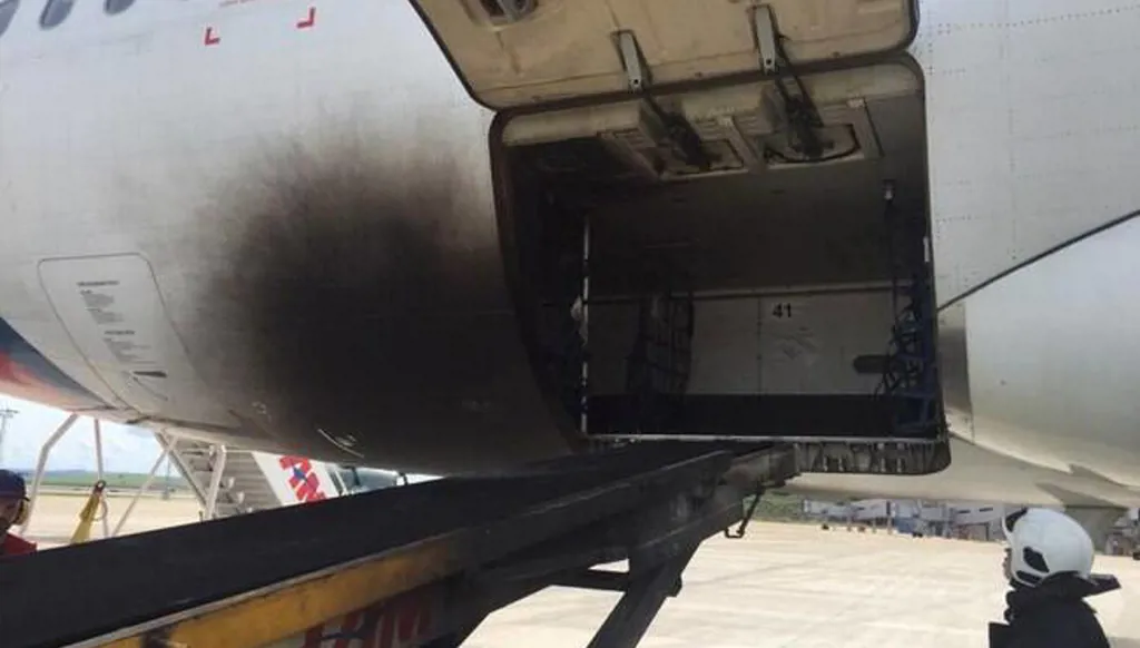 البرازيل... اندلاع حريق في طائرة "إيرباص A320" (فيديو)