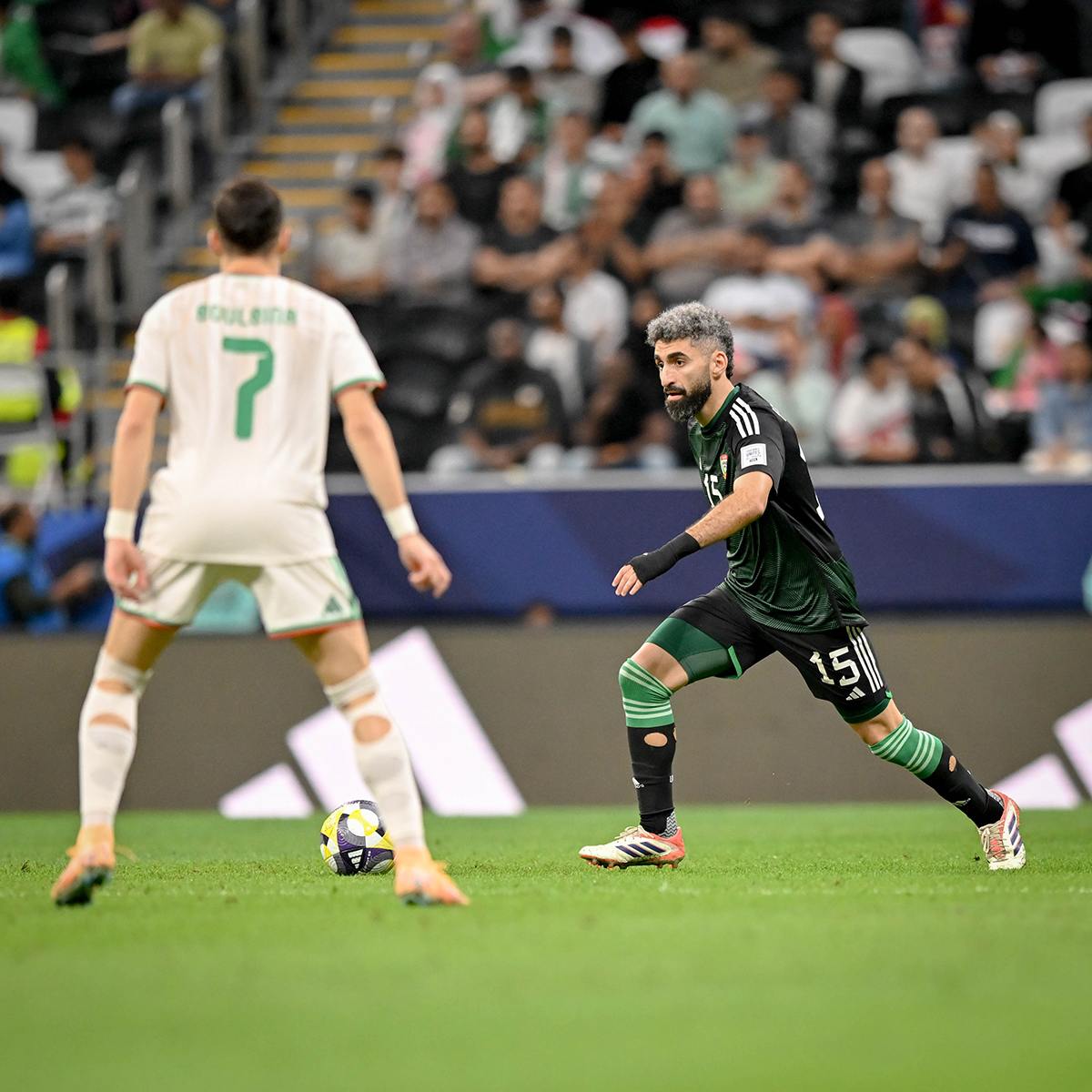 من مباراة الإمارات والجزائر. (وكالات)