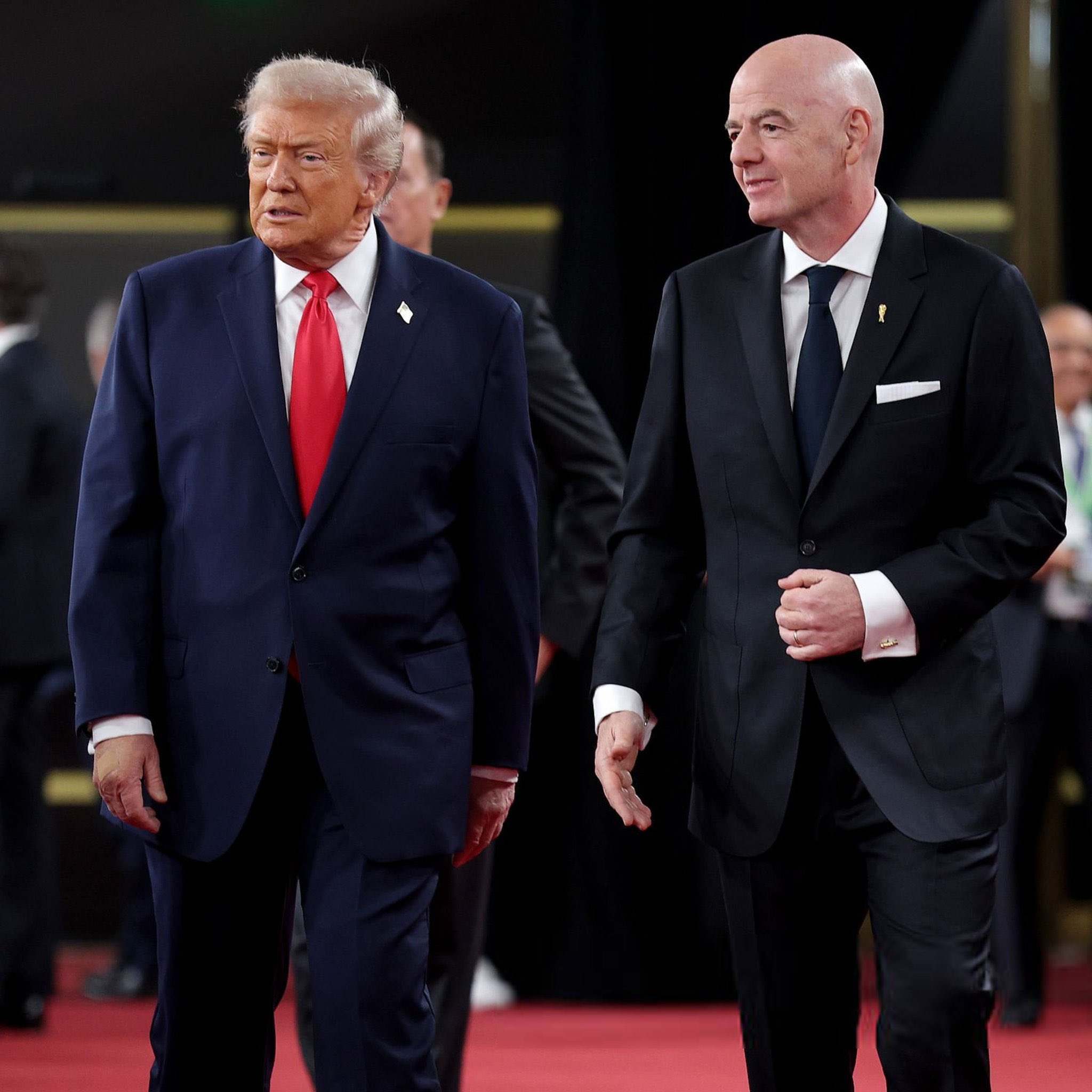 رئيس الاتحاد الدولي لكرة القدم جياني إنفانتينو والرئيس الأميركي دونالد ترامب. (وكالات)