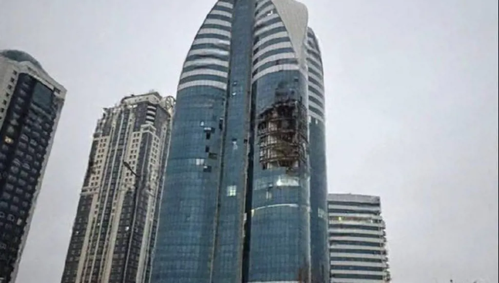 مسيَّرة تضرب برجاً في الشيشان... ما علاقة أوكرانيا؟