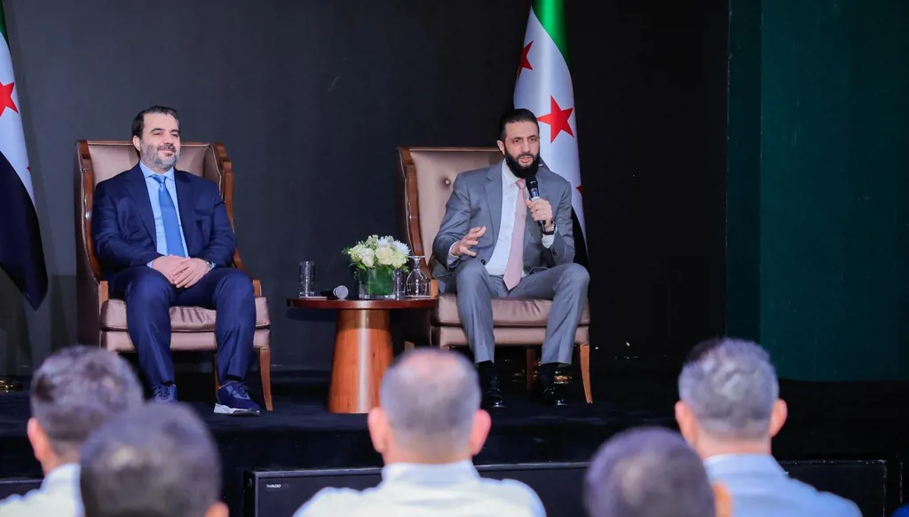 الرئيس السوري أحمد الشرع يلتقي بعثة المنتخب في الدوحة ويشيد بأدائهم في كأس العرب (صور)