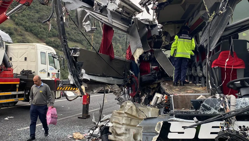 في تركيا... قتلى وجرحى في تصادم حافلة وشاحنة (صور وفيديو)