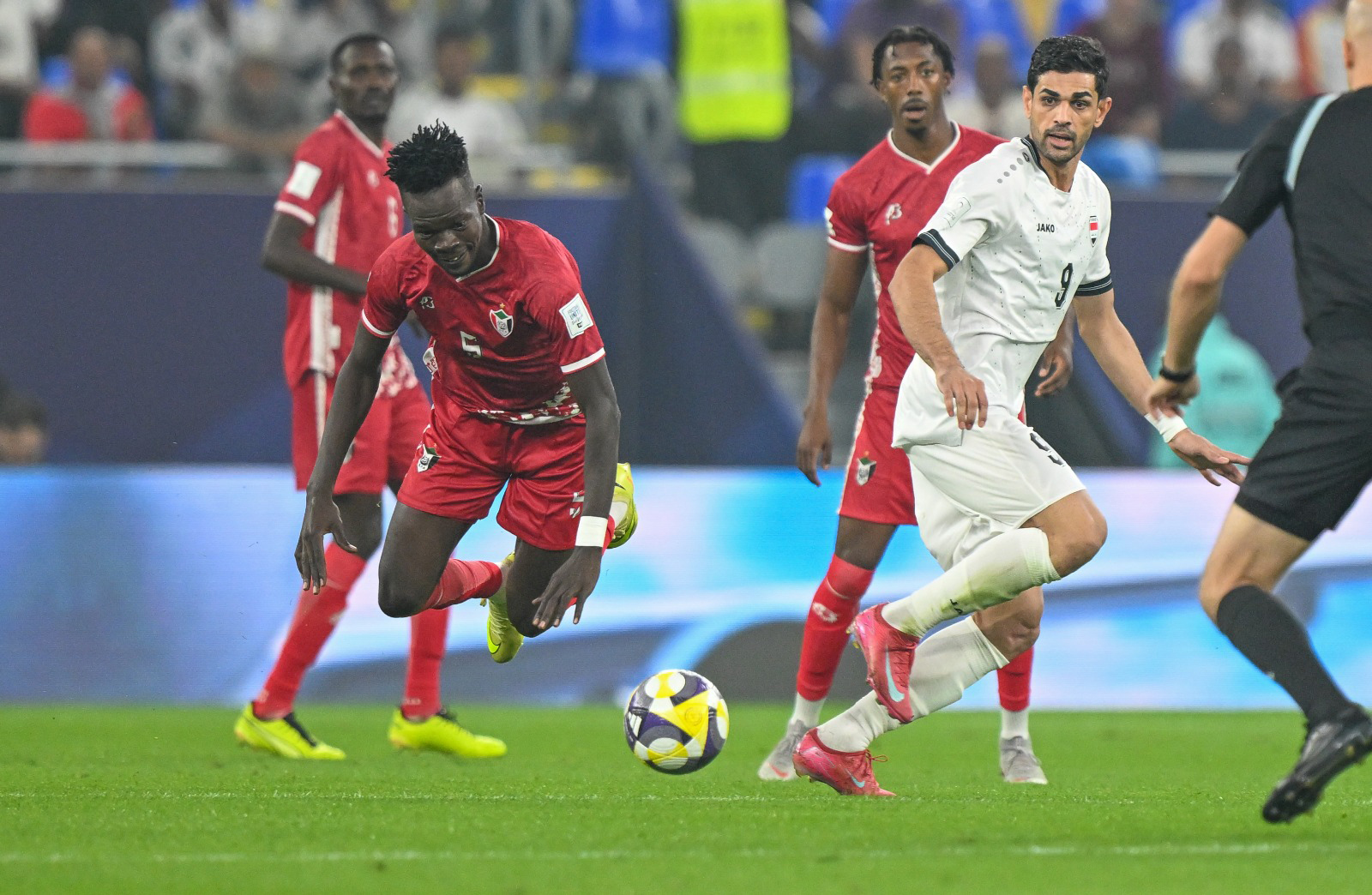 من لقاء العراق والسودان في كأس العرب. (وكالات)