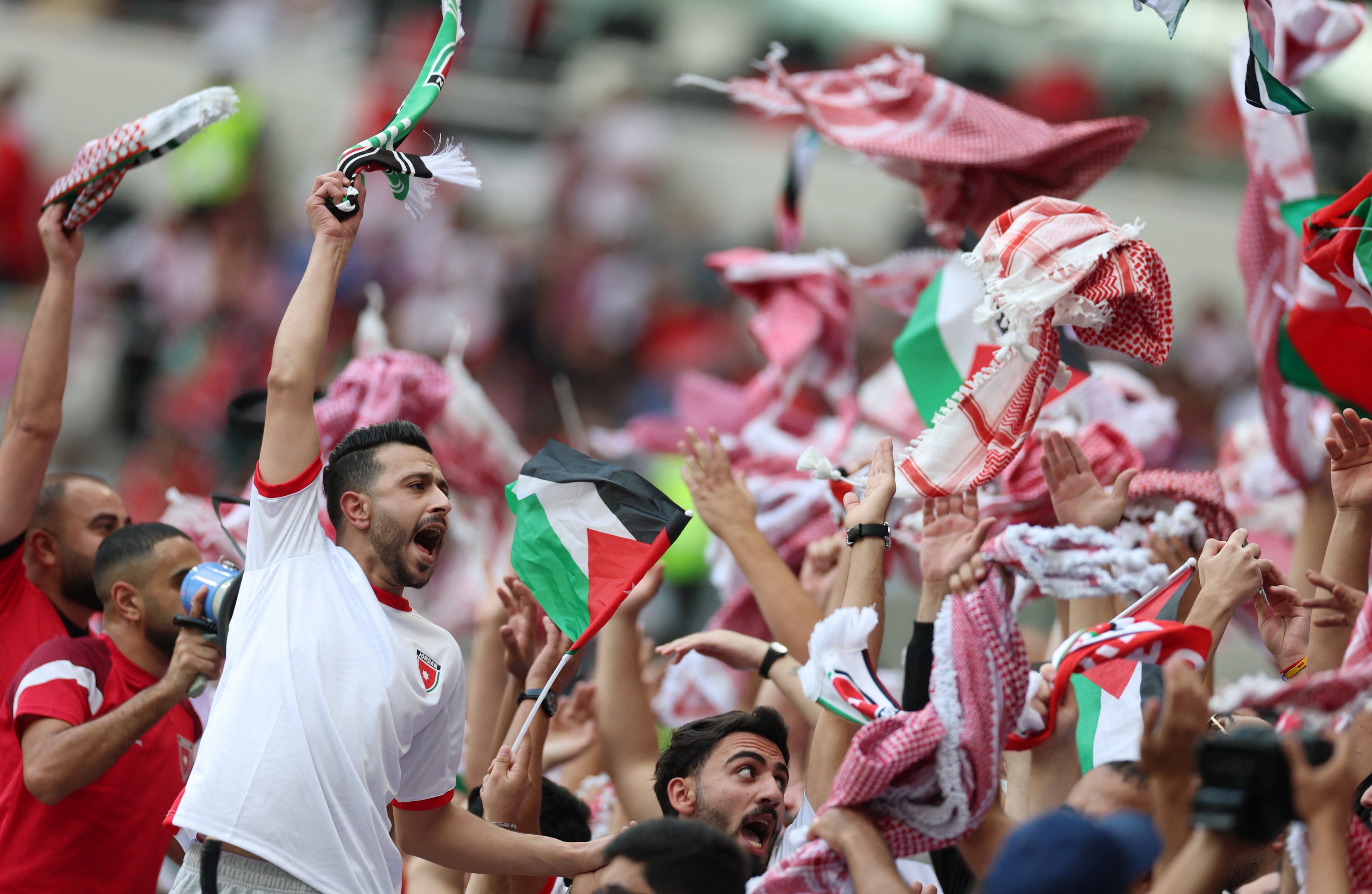 الجمهور الأردني يحتفل بالتأهل. (وكالات)