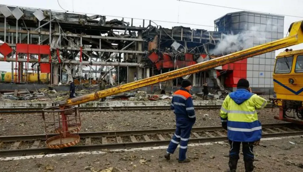 بمسيّرات وصواريخ... كييف تعلن تعرض مواقع للطاقة لضربات روسية مكثفة