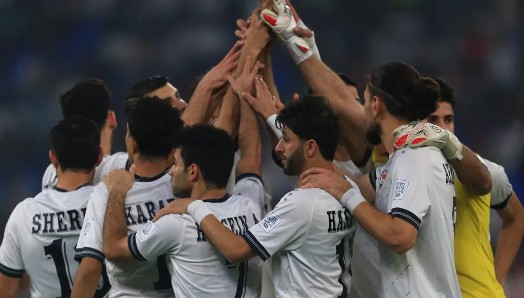 لعب 5 دقائق فقط... لاعب العراق حسين علي يتعرض للطرد أمام الجزائر (فيديو)