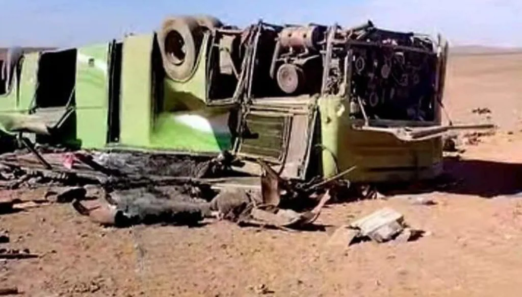 مصرع 14 شخصاً وإصابة 34 في انقلاب حافلة في الجزائر