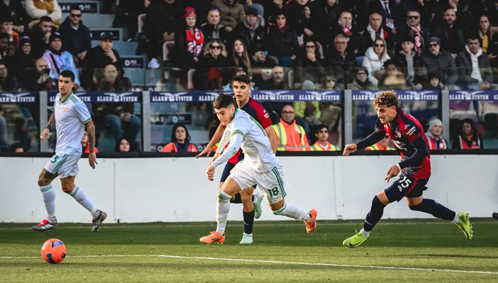 روما يتراجع بعد خسارة مفاجئة أمام كالياري