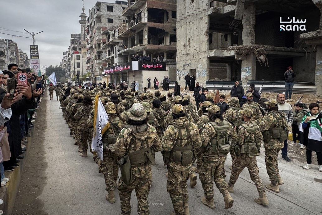 عرض عسكري لقوات وزارة الدفاع في مدينة دوما بريف دمشق بمناسبة ذكرى التحرير (سانا)