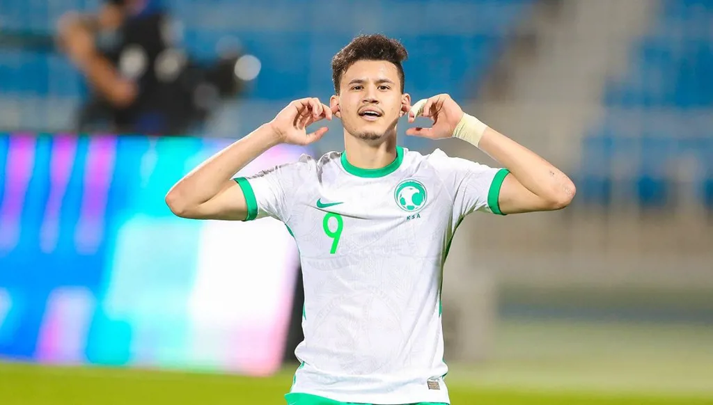 الحمدان يعتذر من الجمهور السعودي والمدرب يصفعه مازحاً (فيديو)