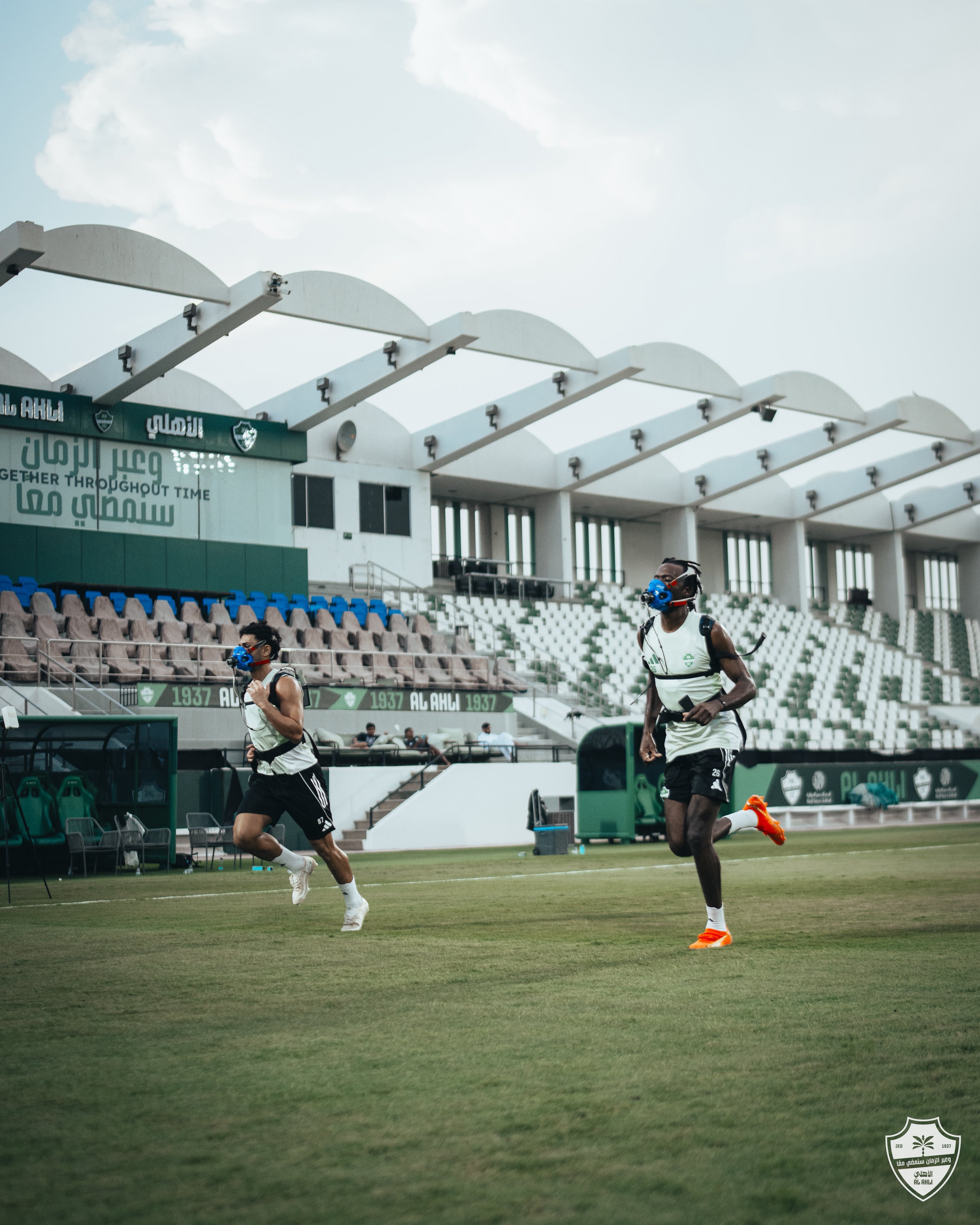 أقنعة الأوكسجين في تدريبات الأهلي السعودي. (حساب الأهلي على إكس)