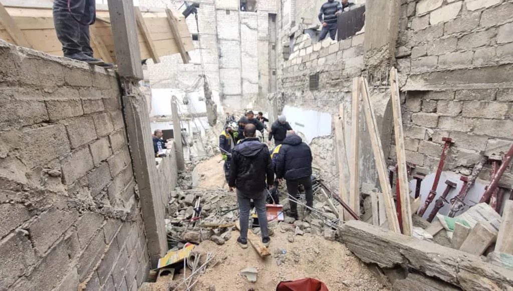 سوريا... وفاة عامل جرّاء انهيار مبنى في حلب (صور وفيديو)