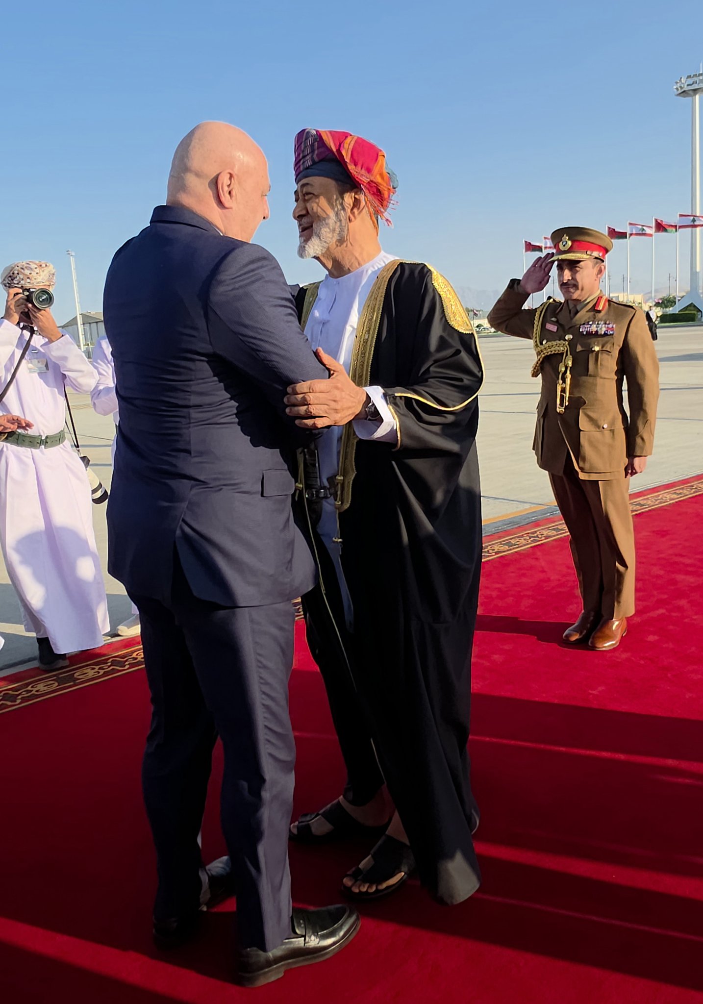 الرئيس جوزف عون يبدأ زيارةً رسمية إلى سلطنة عُمان تستمرّ يومين (الرئاسة اللبنانية).