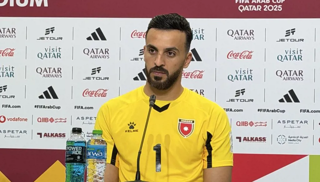 حارس الأردن يزيد أبو ليلى يوجّه رسالة نارية إلى سالم الدوسري: تواضع (فيديو)