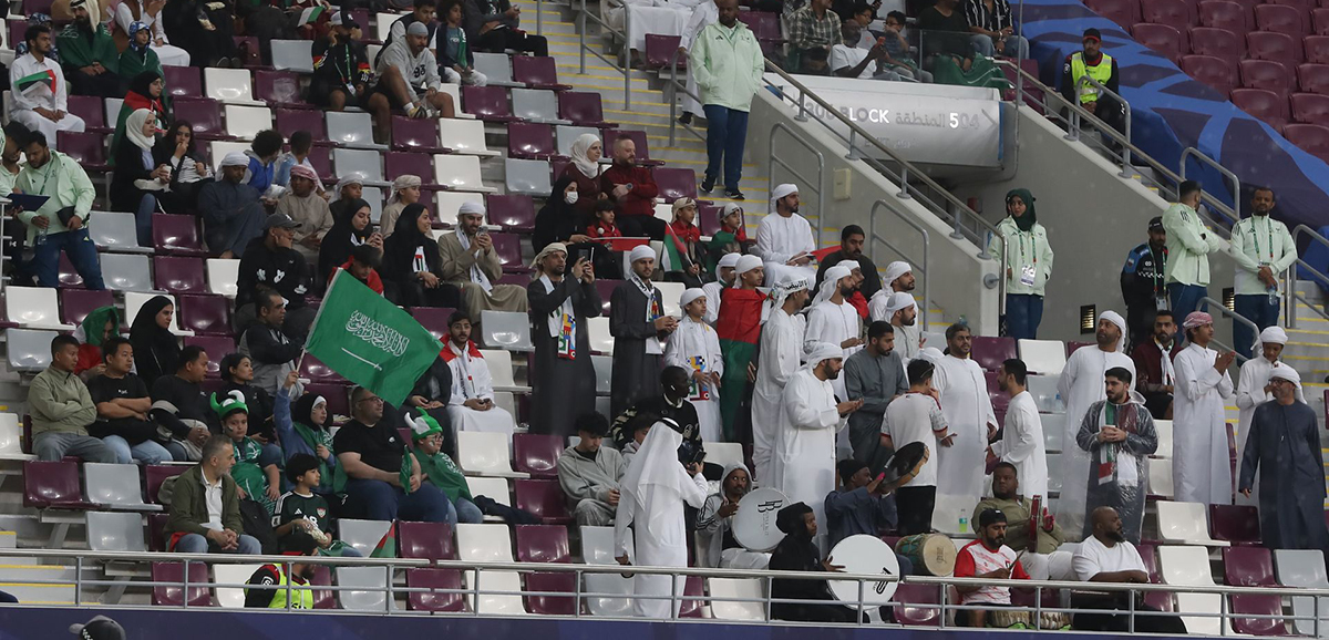 الجمهور في المدرجات خلال مباراة السعودية والإمارات. (وكالات)
