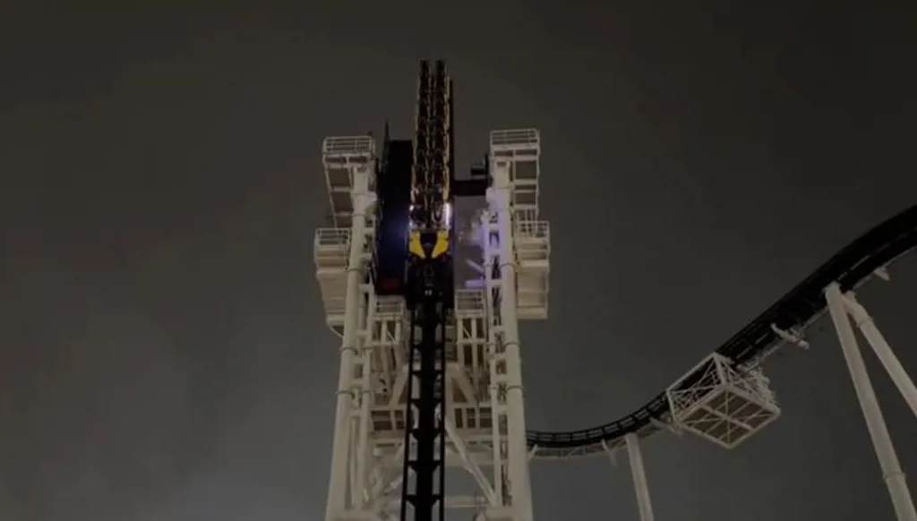 بعد تعطل لعبة أفعوانية... راكبان يعلقان على ارتفاع شاهق لمدة ساعة في تكساس (فيديو)