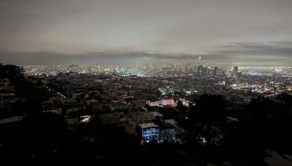 بالفيديو- عشرات الآلاف من المنازل في سان فرانسيسكو من دون كهرباء