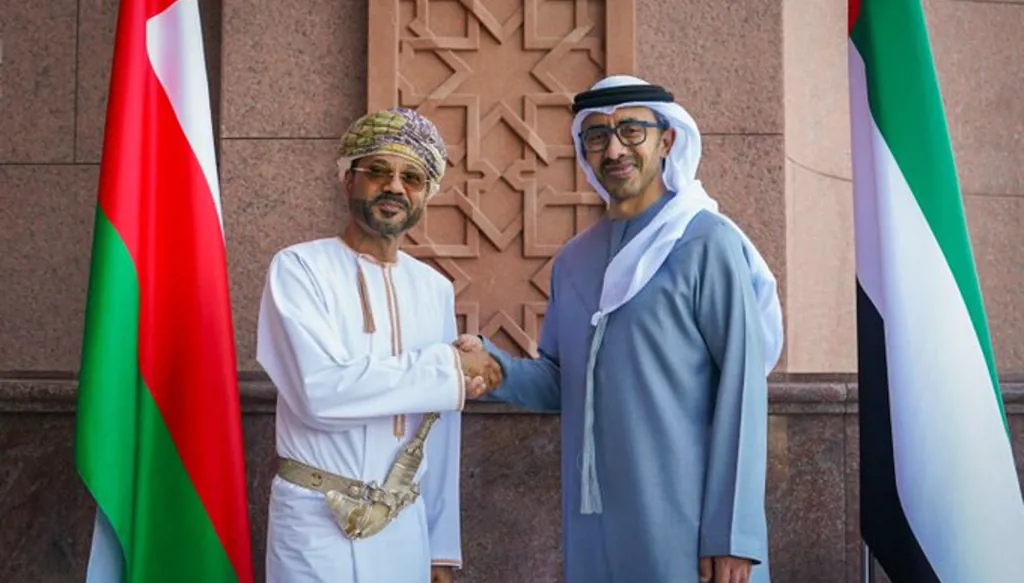 عبدالله بن زايد ووزير خارجية عُمان يناقشان سبل التعاون المشترك (صورة)