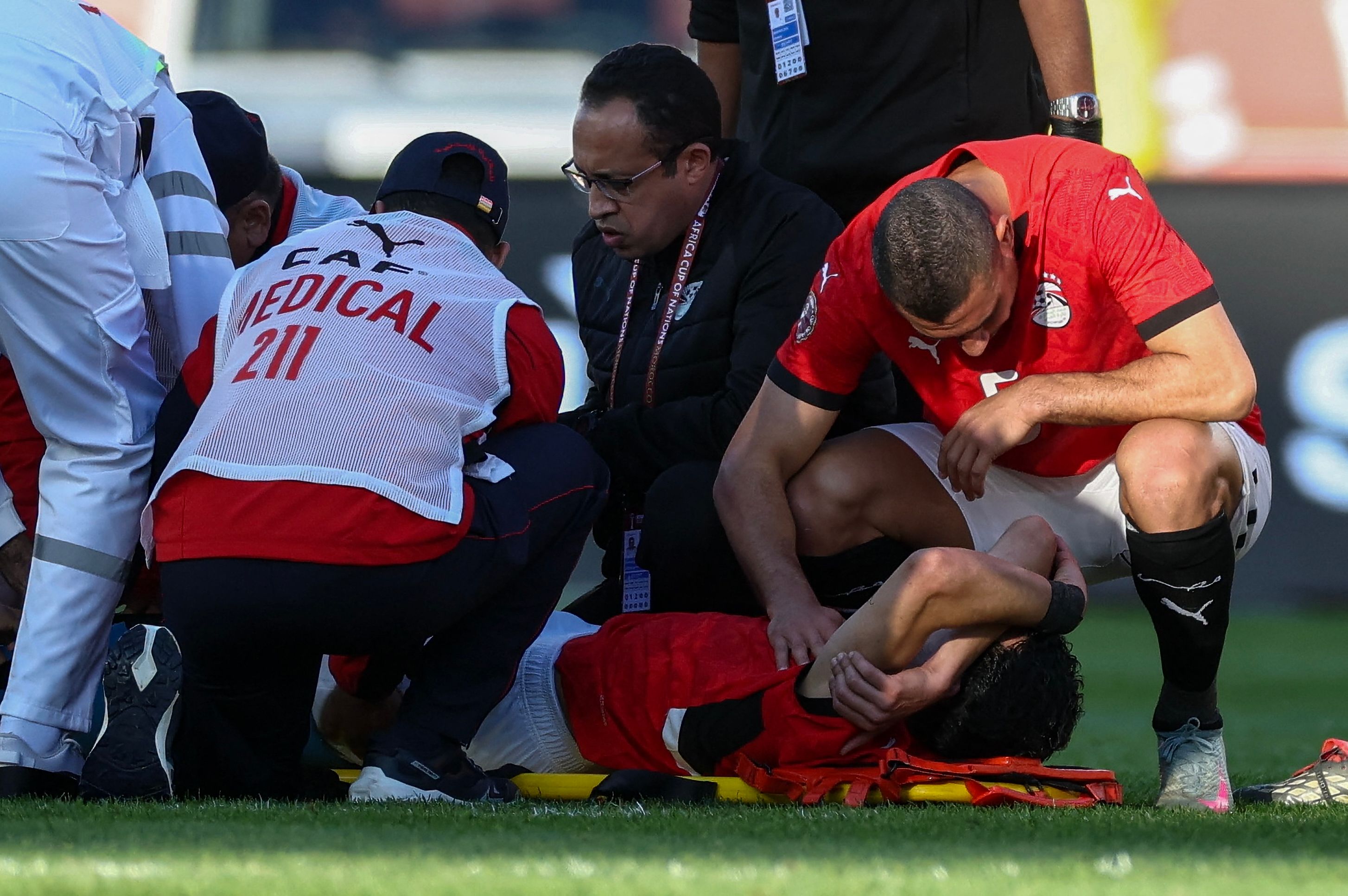 محمد حمدي بعد تعرّضه للإصابة. (وكالات)