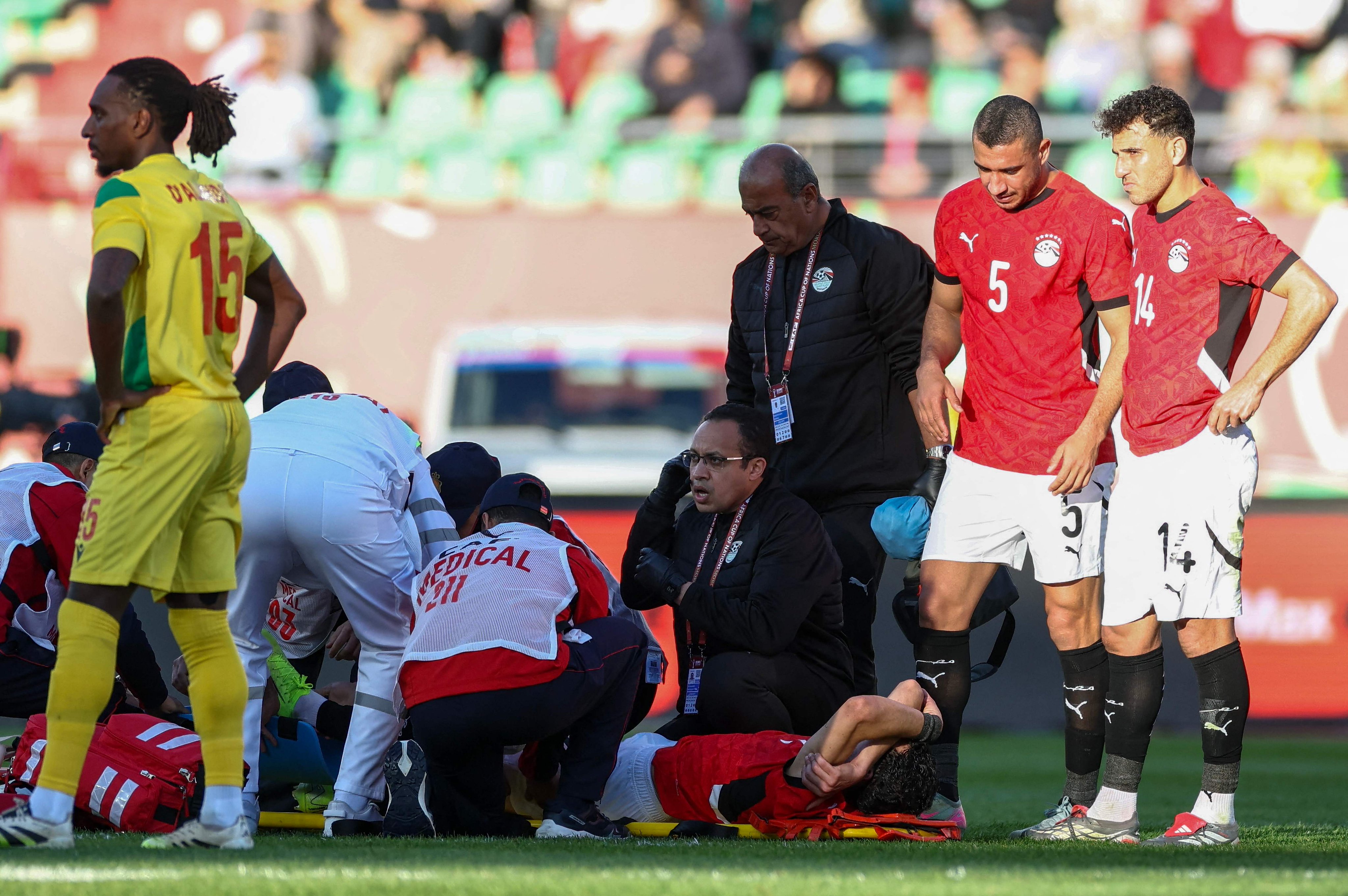 محمد حمدي بعد تعرّضه للإصابة. (وكالات)